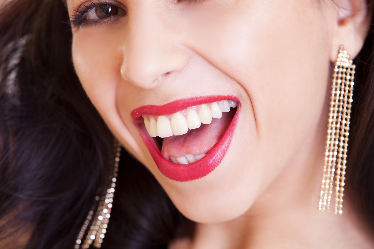 Wybielanie zębów u dentysty – jak przebiega?