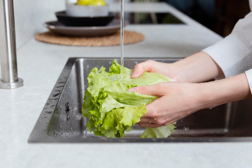Jak prawidłowo przygotować sałatę – od mycia po suszenie