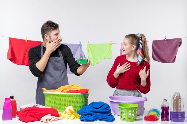 Jak skutecznie usuwać plamy z ubrań za pomocą niemieckich środków do prania?