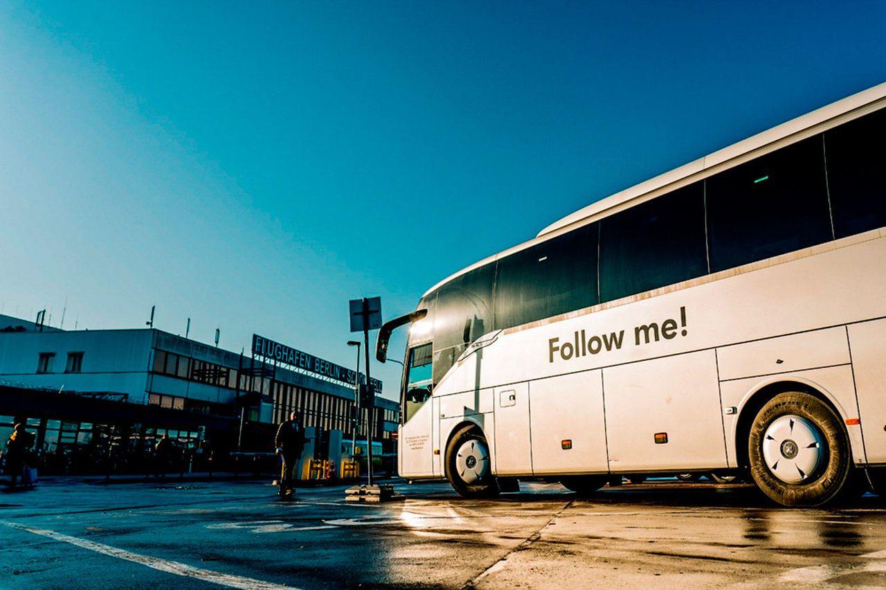 Jak wybrać odpowiednią firmę do wynajmu busów na wycieczki i transport lotniskowy?