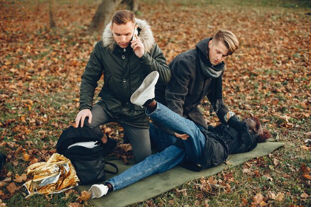 Stylizacje na chłodniejsze dni: jak nosić pikowane kamizelki?