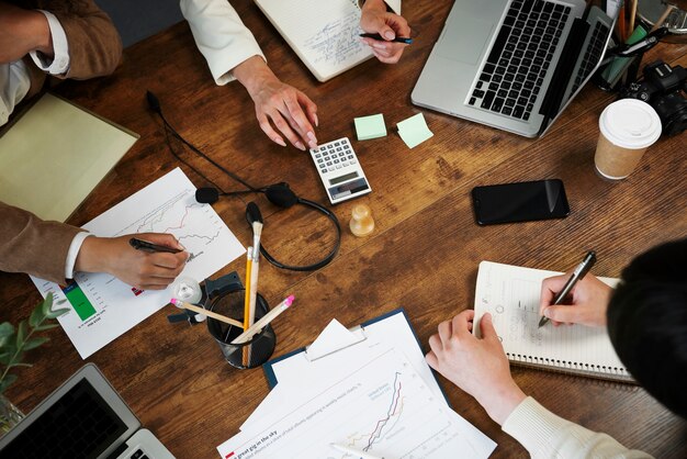 Jak efektywnie współpracować z biurem rachunkowym, aby zoptymalizować finanse firmy?