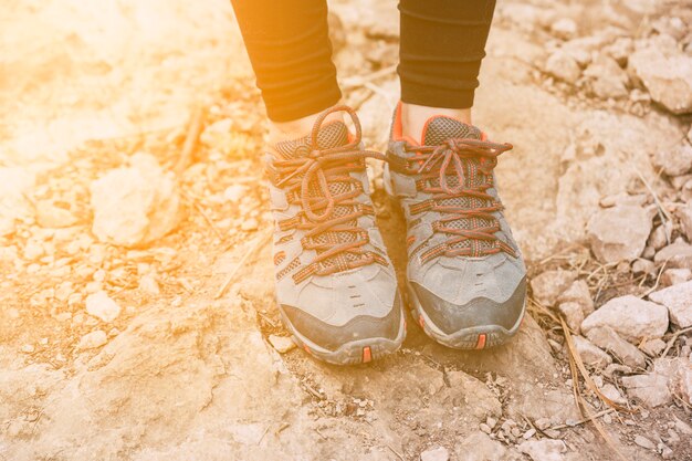 Jak odpowiednio dobrać obuwie trekkingowe do różnych warunków terenowych?