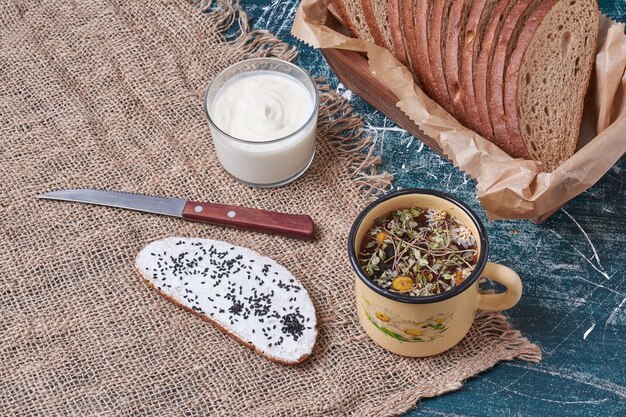 Rola ziół w codziennej diecie: jak naturalnie wspierać zdrowie i dobre samopoczucie?