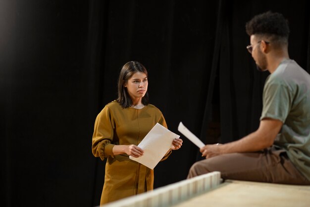 Jak rozwijanie umiejętności scenicznych wpływa na pewność siebie młodych ludzi