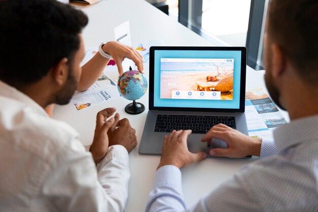 Jak internetowe biura podróży zmieniają sposób planowania wakacji