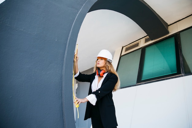 Jak ubezpieczenie odpowiedzialności cywilnej może chronić firmy budowlane przed nieprzewidzianymi zdarzeniami?