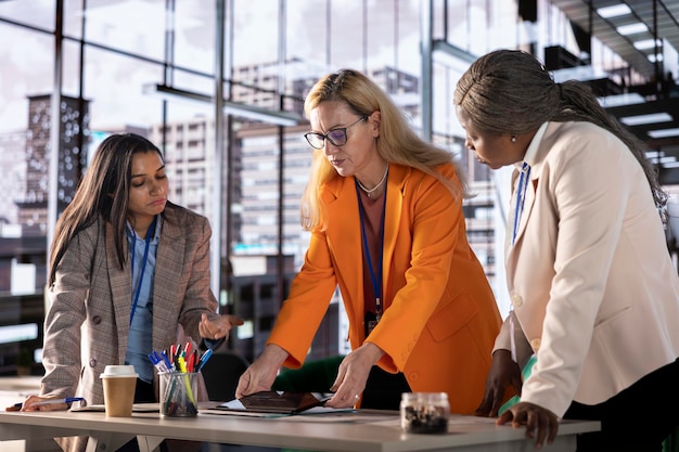 Jakie korzyści przynosi outsourcing kadr i płac dla małych firm?