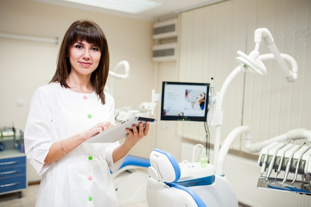 Innowacyjne technologie w stomatologii: jak nowoczesny sprzęt zmienia podejście do leczenia zębów