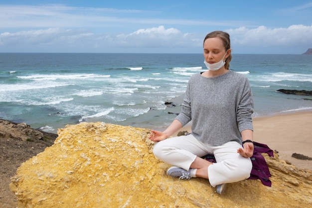 Jak mindfulness może wspierać zdrowie emocjonalne w codziennym życiu?